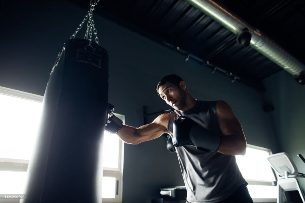 How to shadow box like a pro. Easy boxing workout for beginner to